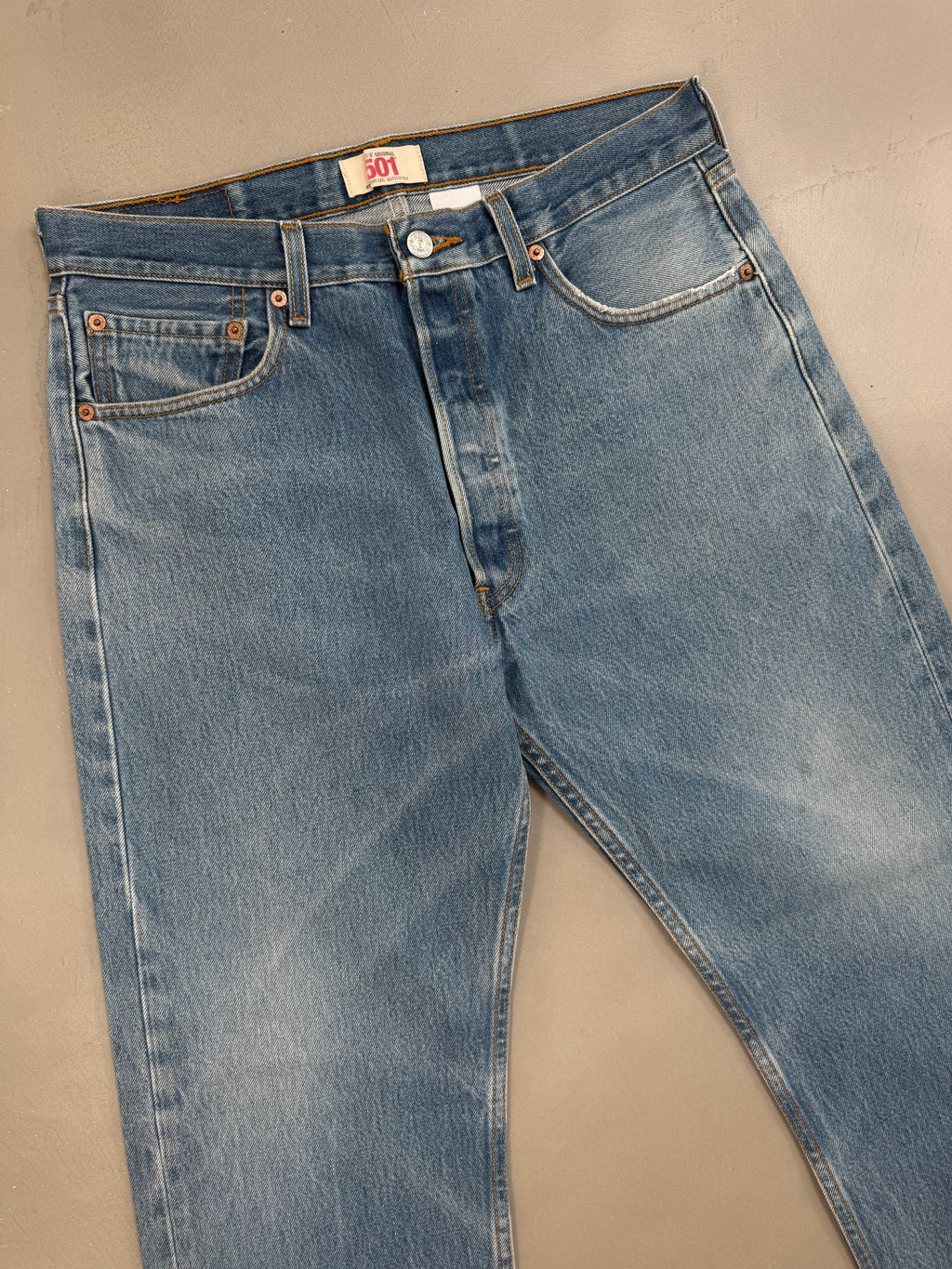 Vintage Levi's 501 Jeans Medium Wash - W32"