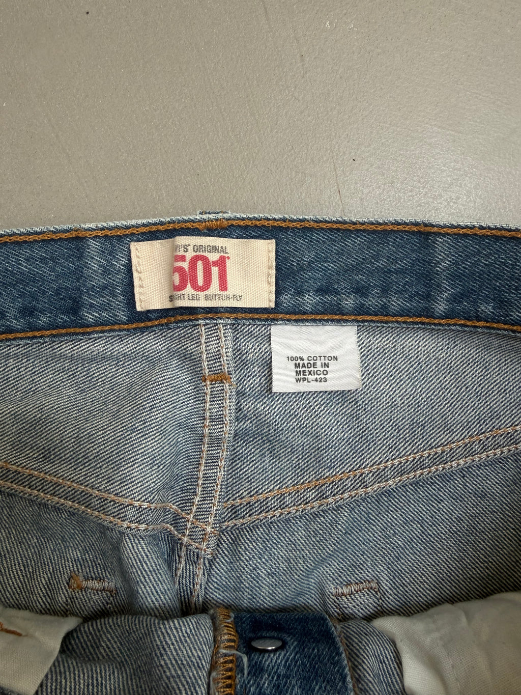 Vintage Levi's 501 Jeans Medium Wash - W32"