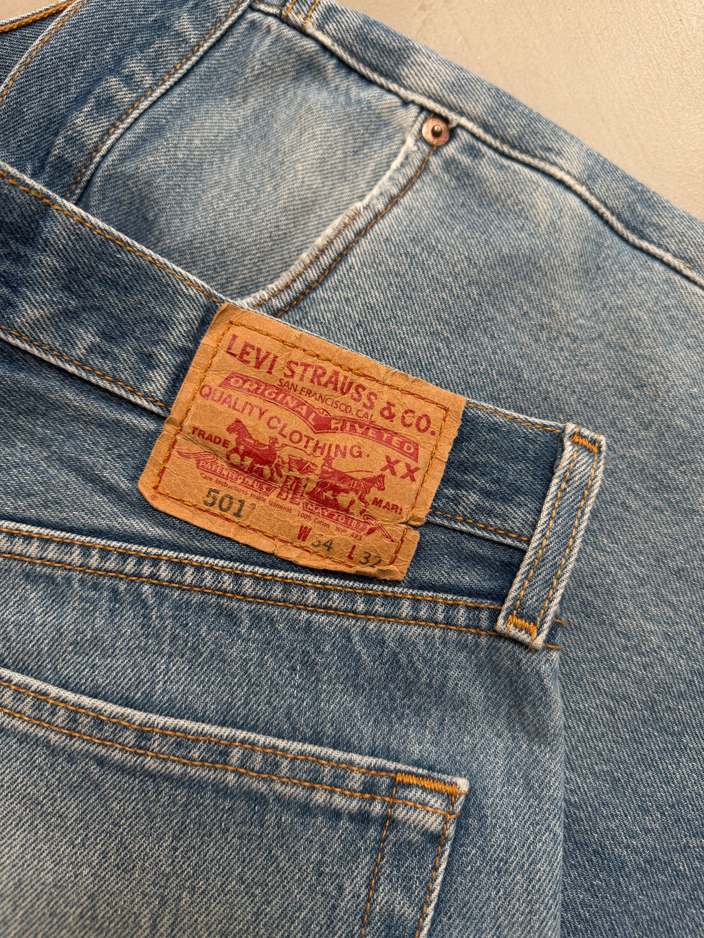 Vintage Levi's 501 Jeans Medium Wash - W32"